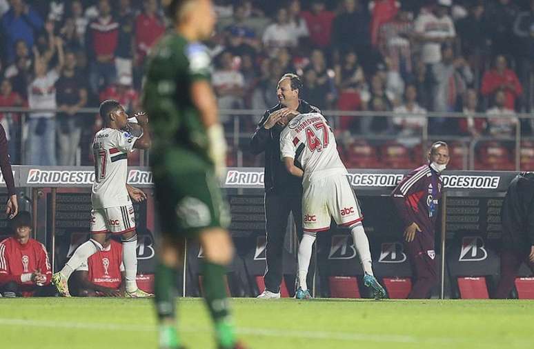 Rogério Ceni abraça o jovem Rodriguinho após primeiro gol em primeiro jogo da joia (Foto: Rubens Chiri/São Paulo)