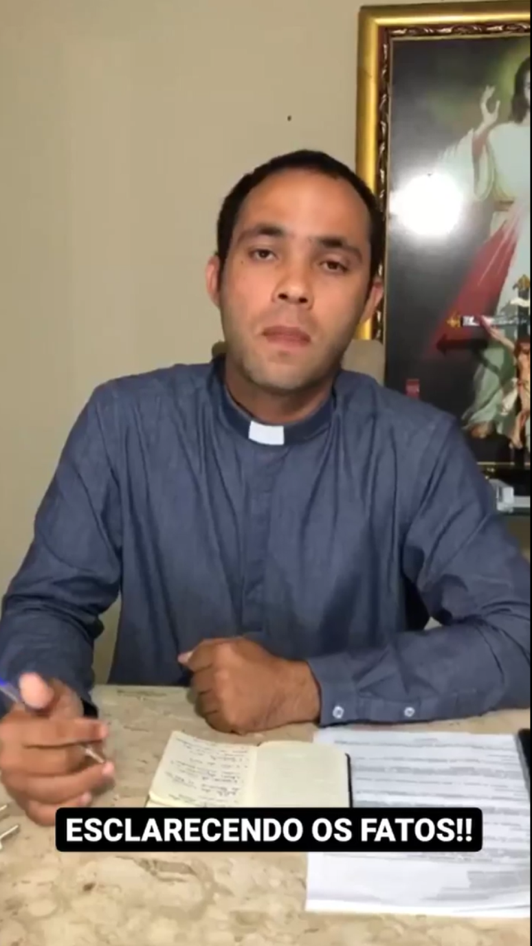 O padre usou as redes sociais da paróquia para dar a sua versão do ocorrido