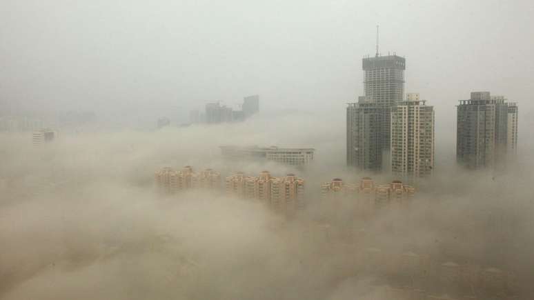 Esta fotografia de 2013 mostra a poluição extrema na cidade de Harbin (no nordeste), uma das mais poluídas da China