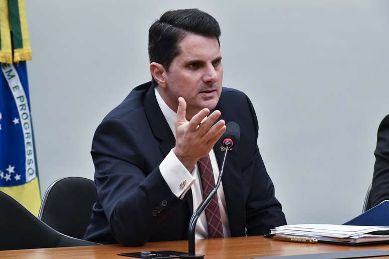 Senador bolsonarista protocola pedido de CPI dos institutos de pesquisa