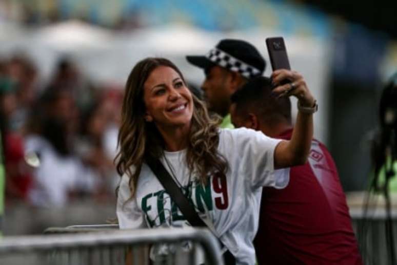 Jornalista curtiu o show de Belo (Foto: LUCAS MERÇON / FLUMINENSE F.C.)