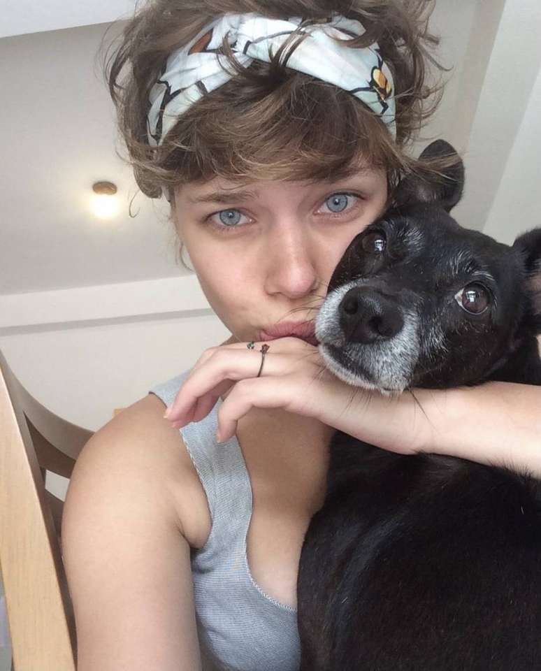 A atriz Bruna Linzmeyer com a cachorrinha Paulina.  