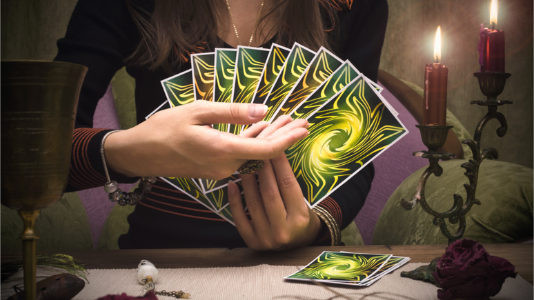 Todo tarot é um oráculo, mas nem todo oráculo é tarot. Vem entender mais! – Shutterstock
