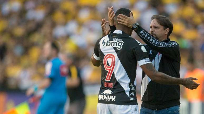 Goleiro Thiago Rodrigues recebe a camisa 1 do Vasco e destaca jogo
