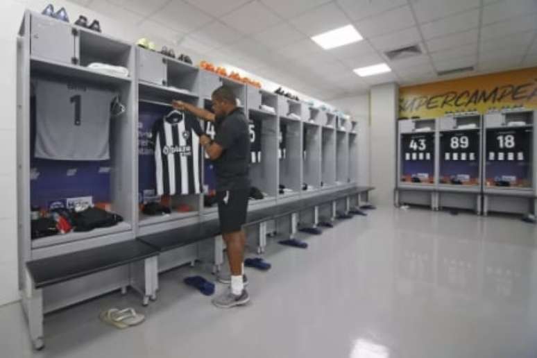 Camisa do Botafogo com patrocínio antes do jogo (Foto: Vítor Silva/Botafogo)