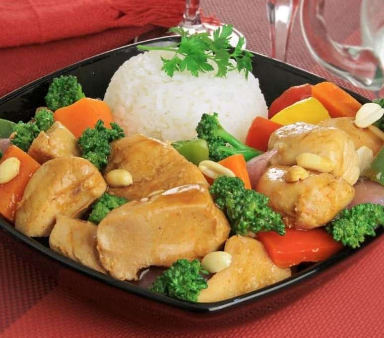 Frango xadrez (Reprodu&ccedil;&atilde;o / Guia da Cozinha)