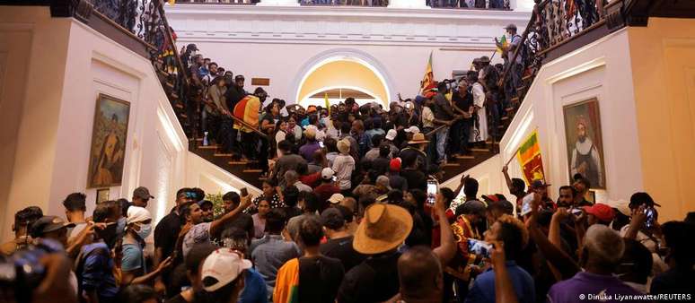 Manifestantes no interior do palácio presidencial do Sri Lanka