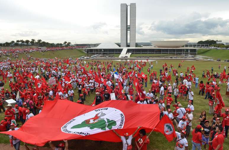 Militantes do MST se manifestam a favor da reforma agrária em Brasília, em 2014, durante o governo Dilma Rousseff (PT)