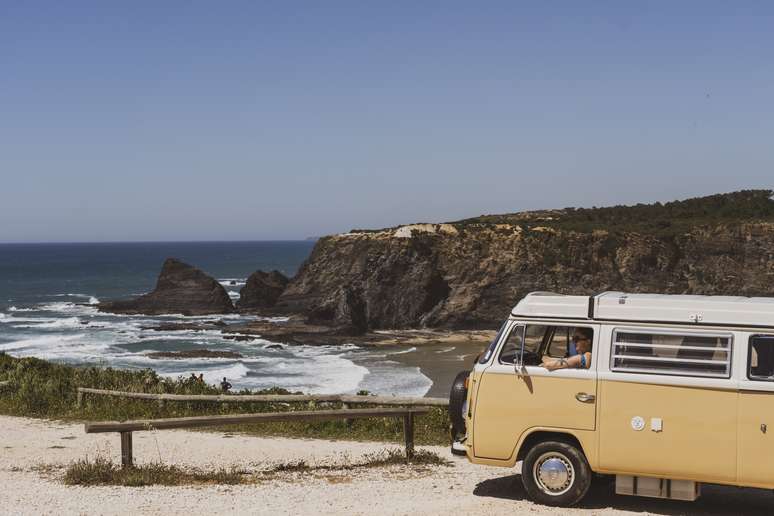 Campervan em mirante da Praia de Odeceixe, no Alentejo.