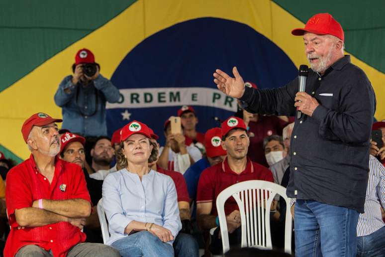 Ex-presidente Luiz Inácio Lula da Silva (PT) discursa em evento do MST em Londrina (PR); movimento tem conexões históricas com o Partido dos Trabalhadores