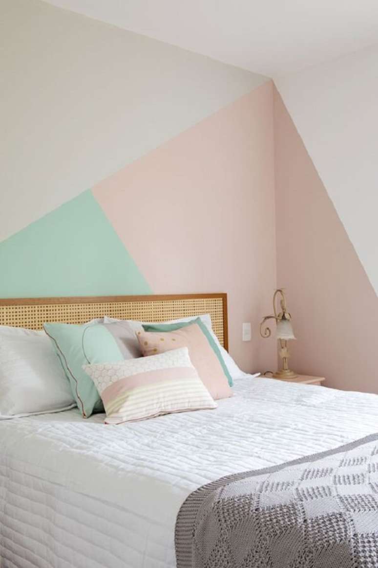 22. Pintar parede com fita a decoração do quarto de casal ganhou um toque especial. Fonte: Casa de Valentina