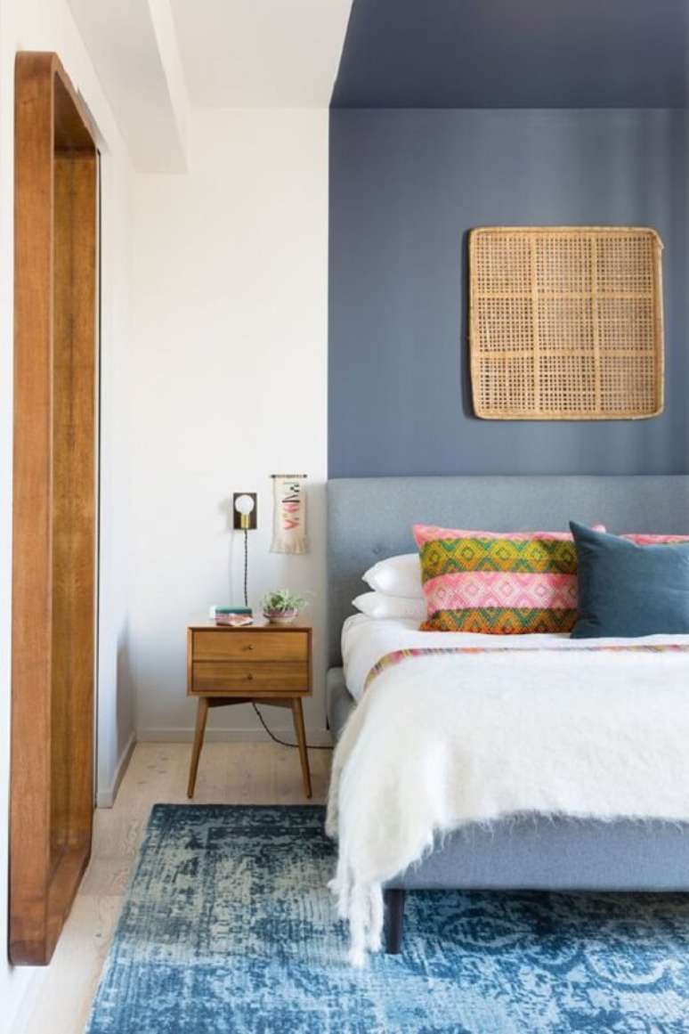 23. Pintar parede com fita crepe tons de azul no quarto trazem a sensação de tranquilidade ao dormitório. Fonte: Rua Magazine