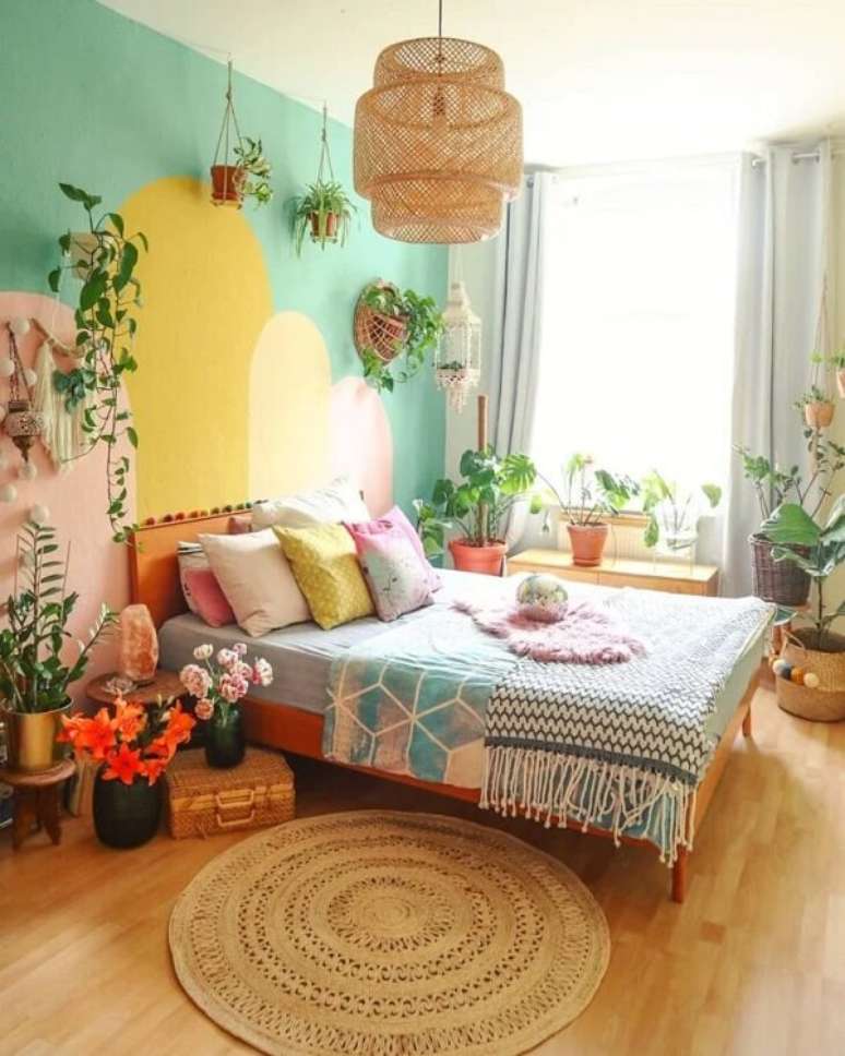 10. Pintar parede com fita: quarto com luminária rústica e parede pintada com fita. Fonte: Duundich