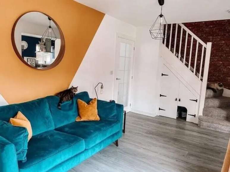 29. Pintar parede com fita crepe o espelho completa a decoração do ambiente. Fonte: Catandhaus