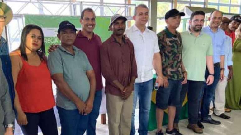 À esq., Sandra Joaquim de Barros, presidente do assentamento Oziel Alves, em Maragogi (AL), participa de cerimônia de entrega de títulos