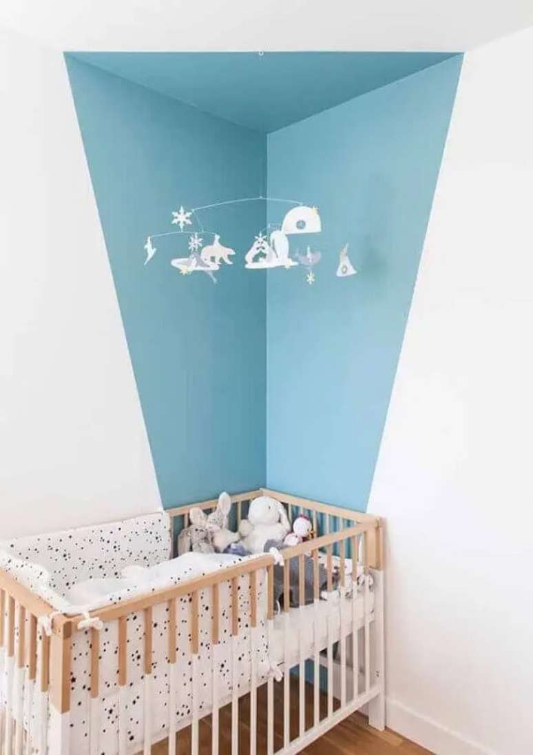 26. Pintar parede com fita crepe quarto de bebe decorado com berço de madeira e pintura geométrica a parede. Fonte: Apartment Therapy