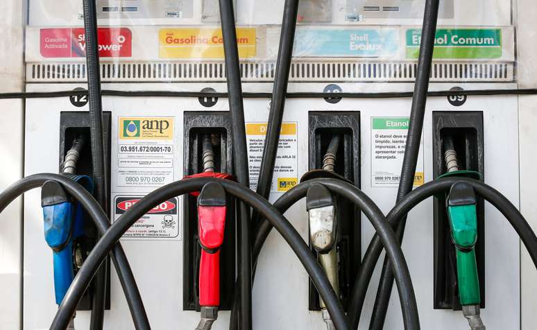 Governistas pressionam Petrobras para baixar preço dos combustíveis
