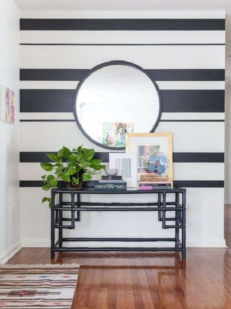 47. Aparador preto e ideias para pintar parede com fita formando listras. Fonte: Dicas Decoração