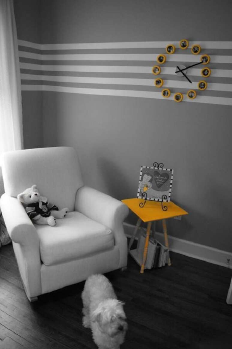 42. Ideias para pintar parede com fita as listras podem ficar em uma parte da parede. Fonte: Reciclar e Decorar