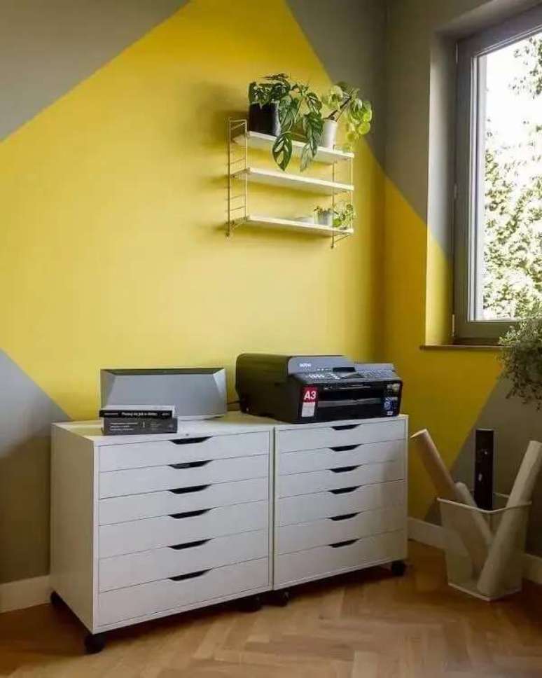 28. Pintar parede com fita crepe o home office pode ficar ainda mais personalizado com essa técnica de pintura. Fonte: Tikkurila Potega Kolorów