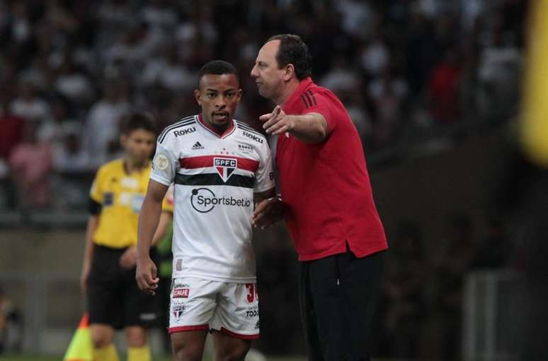 Ceni orienta Welington durante empate sem gols com o Galo, neste domingo (Foto: Rubens Chiri/São Paulo FC)