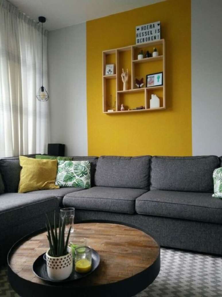 39. Pintando parede com fita sala de estar ganhou mais vida com a pintura. Fonte: Carousell