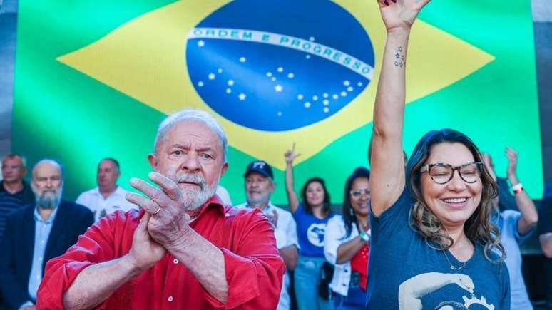 Em ato político no fim de semana, Lula agradeceu a um colega de partido que agrediu gravemente um empresário bolsonarista em 2018. Fala foi criticada