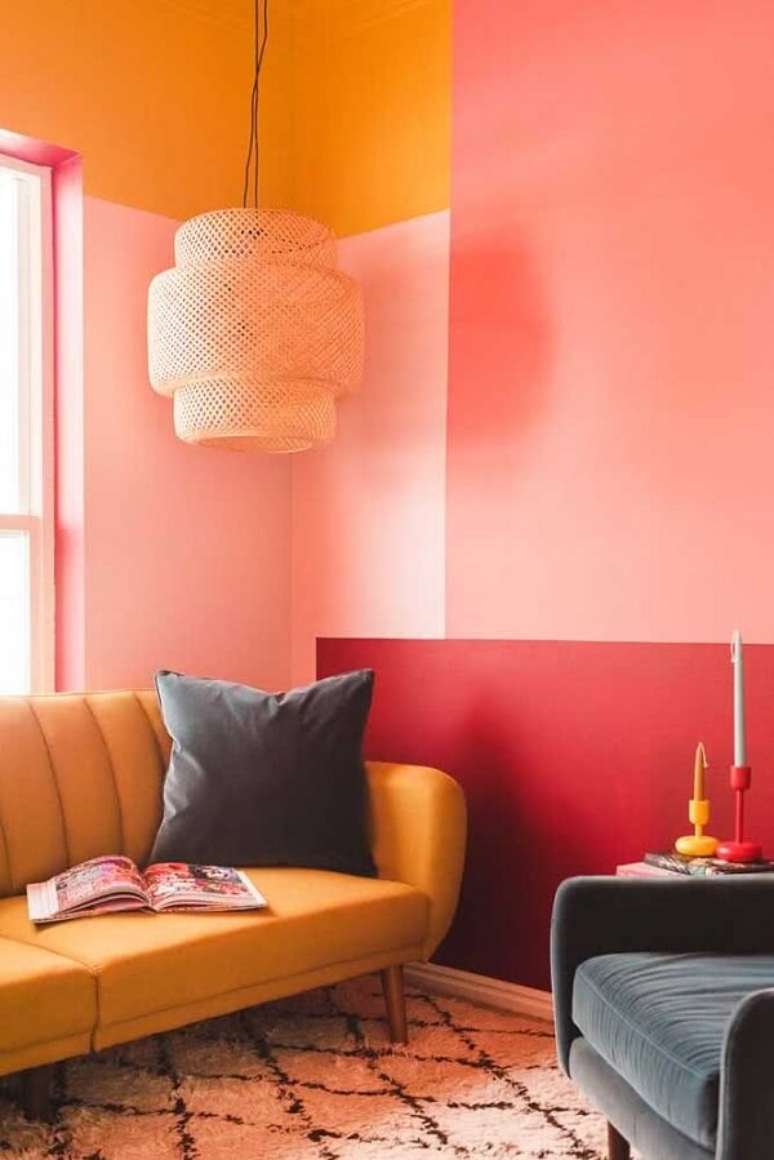 38. Pintar parede com fita crepe as cores escolhidas aquecem a decoração da sala de estar. Fonte: Decor Fácil