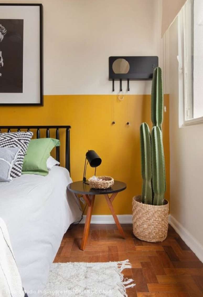 35. Pintar parede com fita crepe conforto, harmonia e alegria para a decoração desse quarto de casa. Fonte: Histórias de Casas