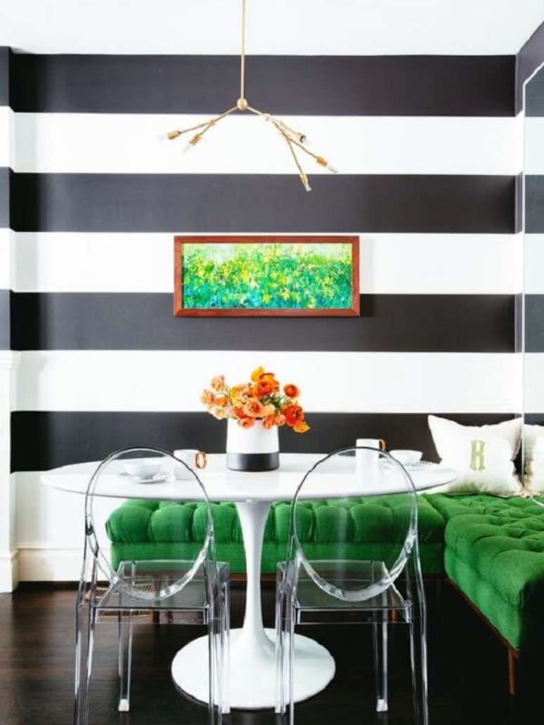 4. Pintar parede com fita crepe sala de jantar com pintura listrada e banco estofado verde. Fonte: Decor Fácil