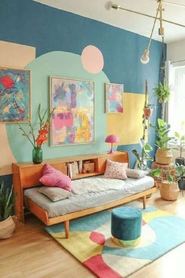 9. Sala de estar colorida com parede pintada com fita. Fonte: My Name is Georges