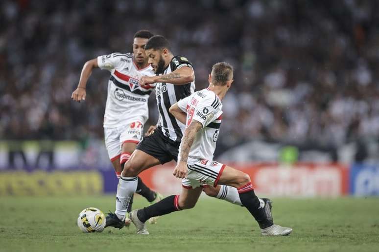 Hulk teve muita dificuldade para superar marcação são-paulina neste domingo (Foto: Pedro Souza/Atlético-MG)