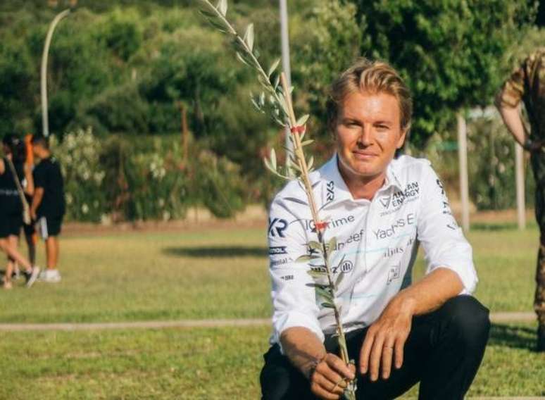 Nico Rosberg doou árvores e fez plantação simbólica na Sardenha