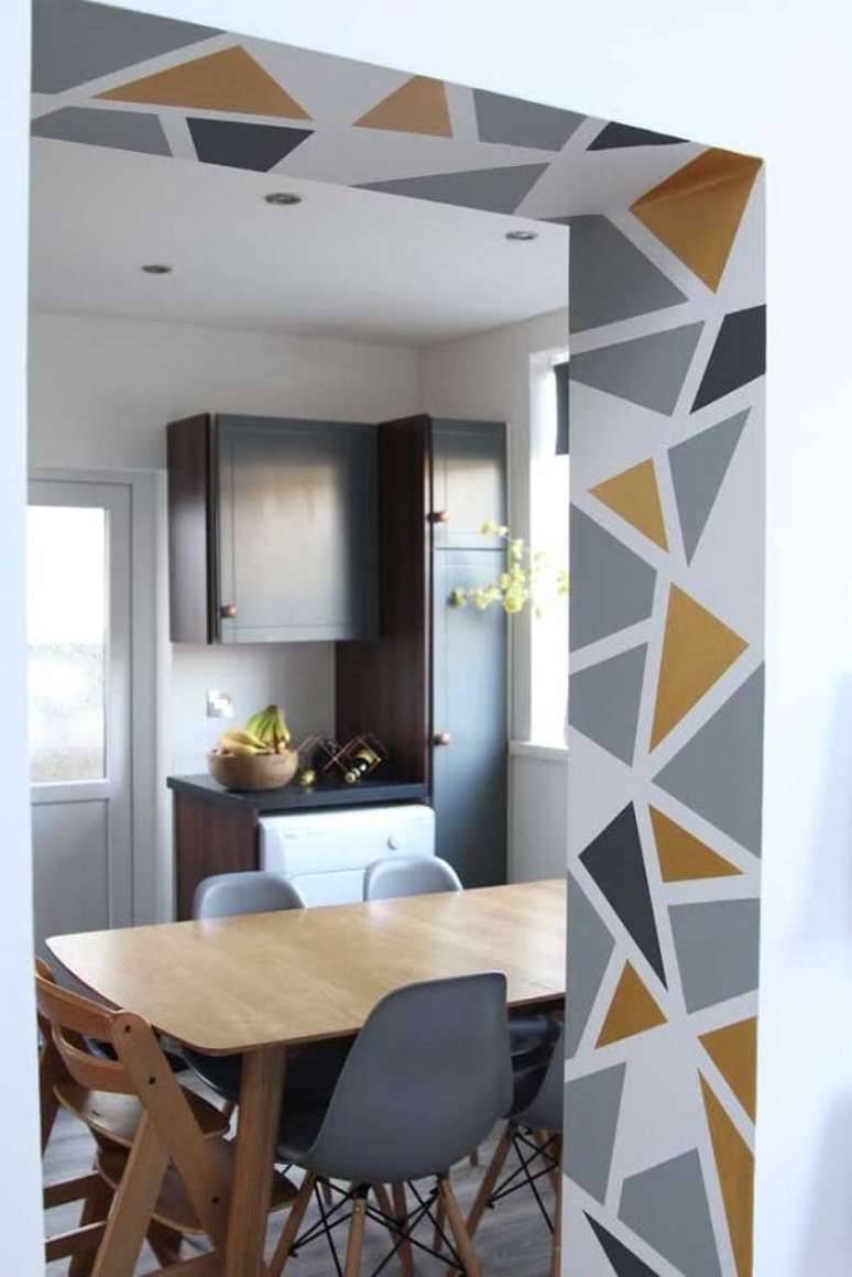 2. Pintar parede com fita crepe triângulos pintados trazem um toque descontraído para o decor. Fonte: Decor Fácil