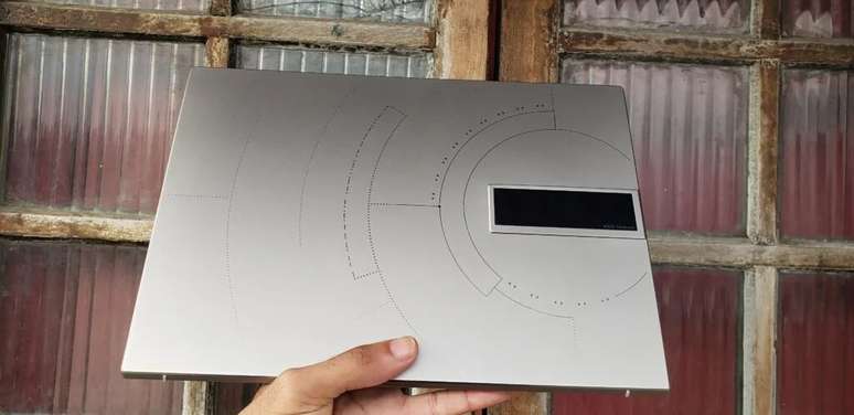 Notebook pode ser facilmente segurado apenas com uma m&atilde;o&nbsp;