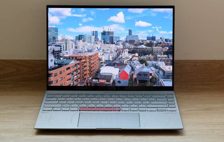 Tela apresenta &oacute;tima qualidade e &eacute; extremamente brilhante&nbsp;