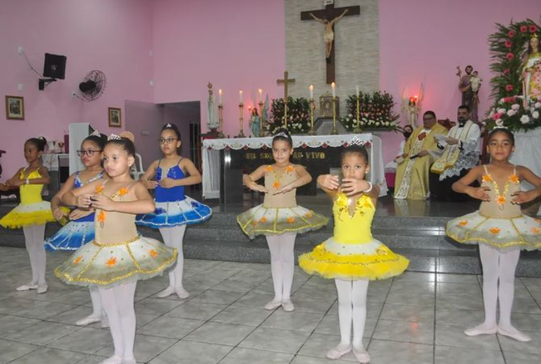 Bailarinas do Pontinha de Futuro, se apresentaram na Paróquia de Santa Isabel.