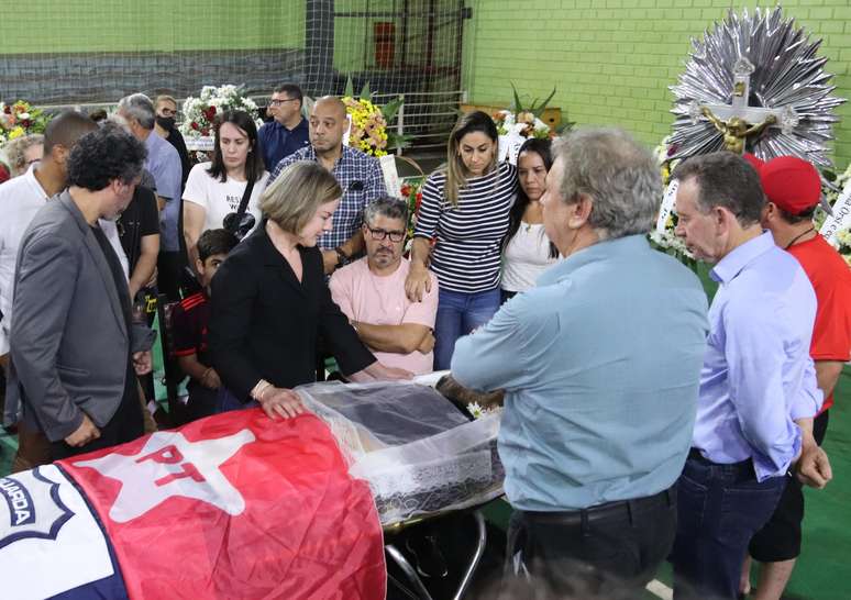 Presidente do PT, Gleisi Hoffmann, participa do velório do guarda municipal Marcelo Arruda em Foz do Iguaçu (PR), nesta segunda-feira, 11. Ele foi assassinado por um bolsonarista enquanto comemorava o aniversário de 50 anos com uma festa temática do Partido dos Trabalhadores 