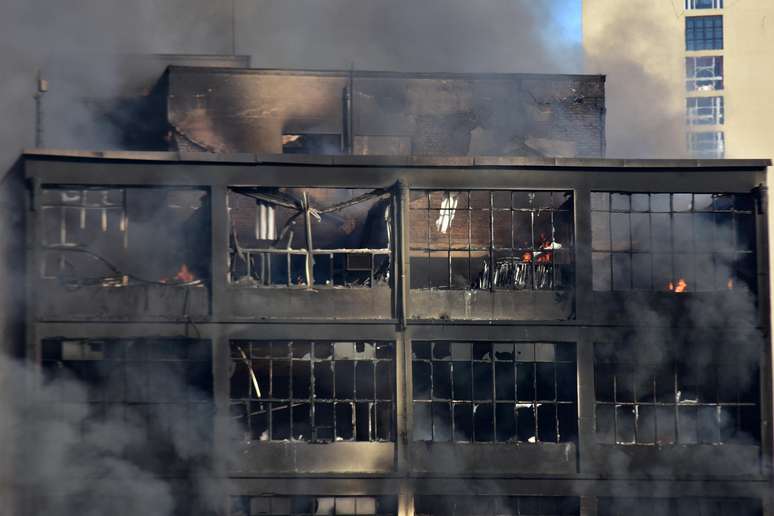Prédio comercial fica em ruínas após ser atingido por incêndio no centro de São Paulo