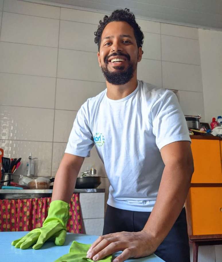 Com muita criatividade, imagens no Instagram do faxineiro mostram at&eacute; resultados do antes e depois da limpeza