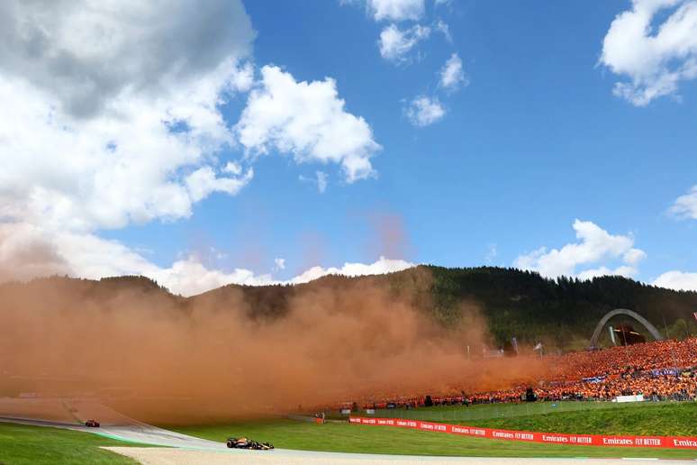 Max Verstappen na frente dos fãs no Red Bull Ring 