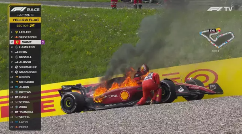 Ferrari de Carlos Sainz pegou fogo no GP da Áustria: recuperação difícil.