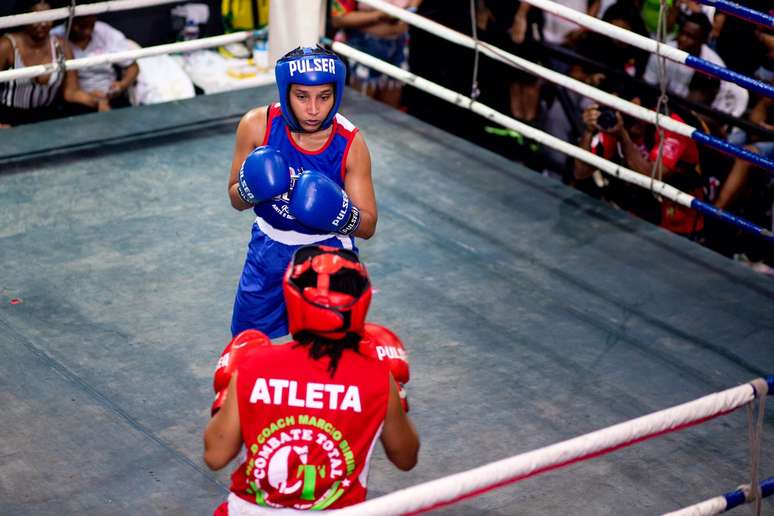 Tamara Alves (vestida de azul) disputando a final do Campeonato Baiano de Estreantes.