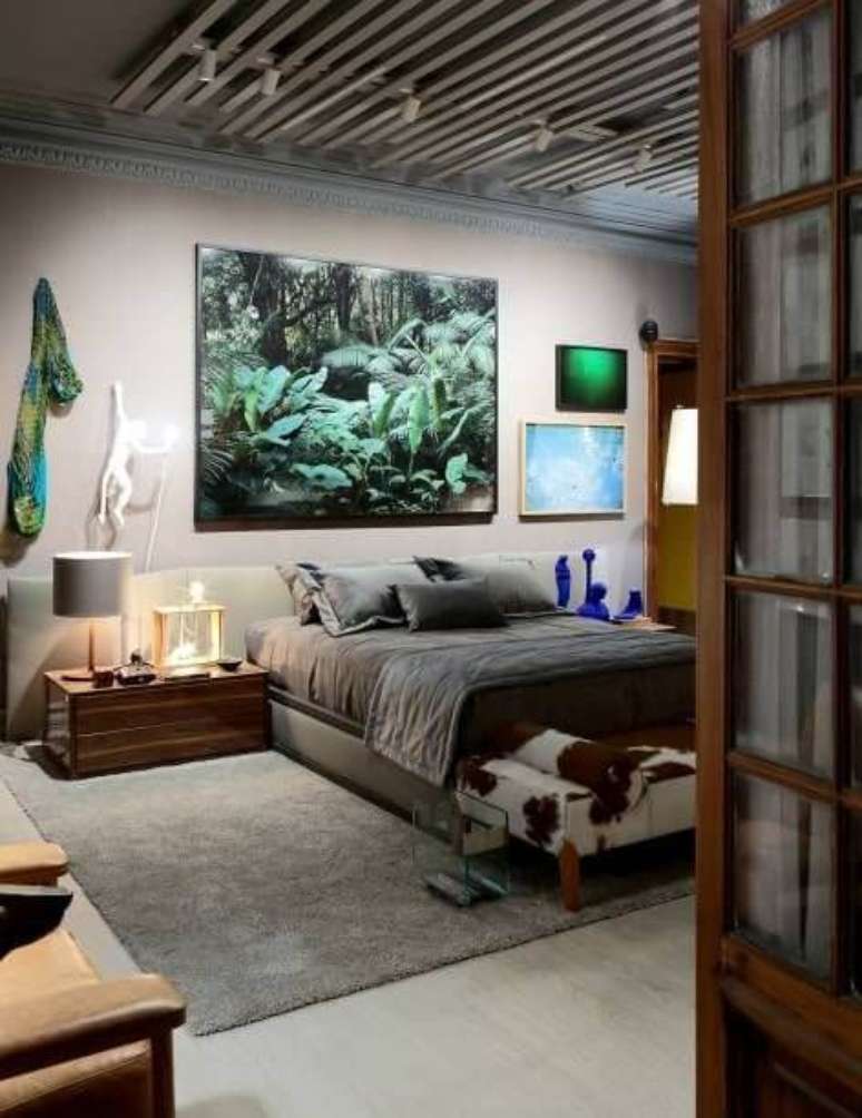 10. Quarto de casal com recamier estilo div&atilde; de couro de vaca. Projeto de Casa Cor Pernambuco 2017