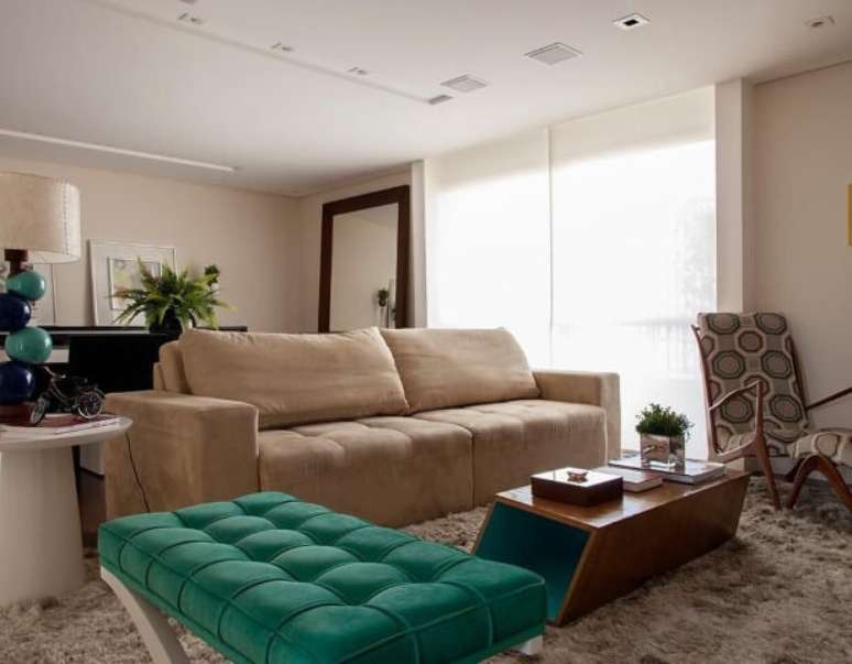 26. Sala de estar com recamier pequeno verde. Projeto de Sandra Sanches