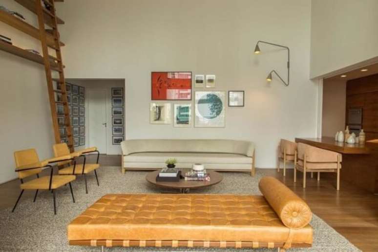 61. Sala de estar com decora&ccedil;&atilde;o descontra&iacute;da. Fonte: Pinterest