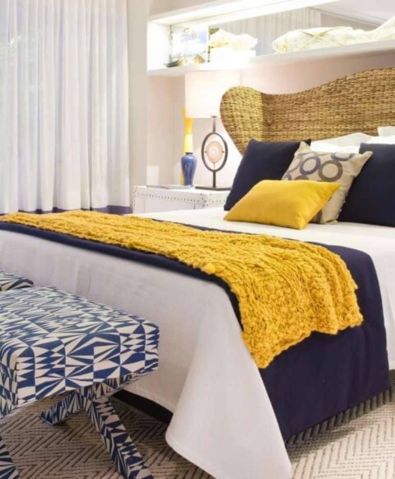 8. Quarto de casal com recamier azul estampado. Projeto de Marilia Veiga