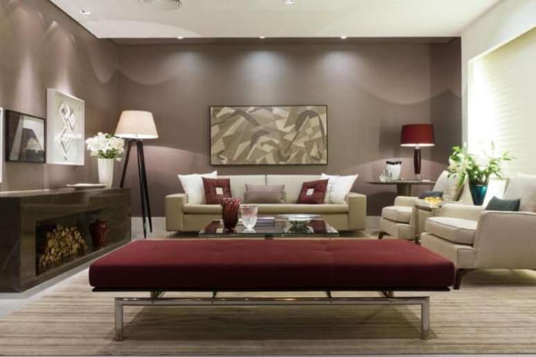 28. Sala de estar com recamier vinho. Projeto de Marilia Veiga