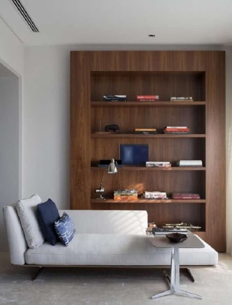 53. Espa&ccedil;o aconchegante para leitura com recamier branco. Projeto por Roberto Migotto