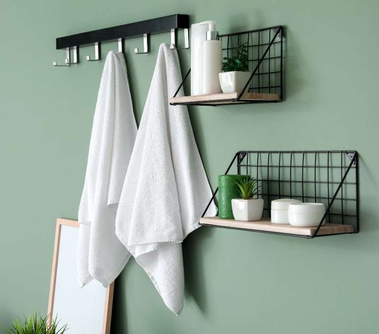 Os ganchos e prateleiras podem ajudar muito na organiza&ccedil;&atilde;o do banheiro 